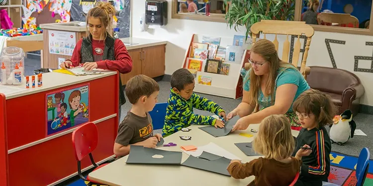 A student teacher working with preschool/kindergarten age children